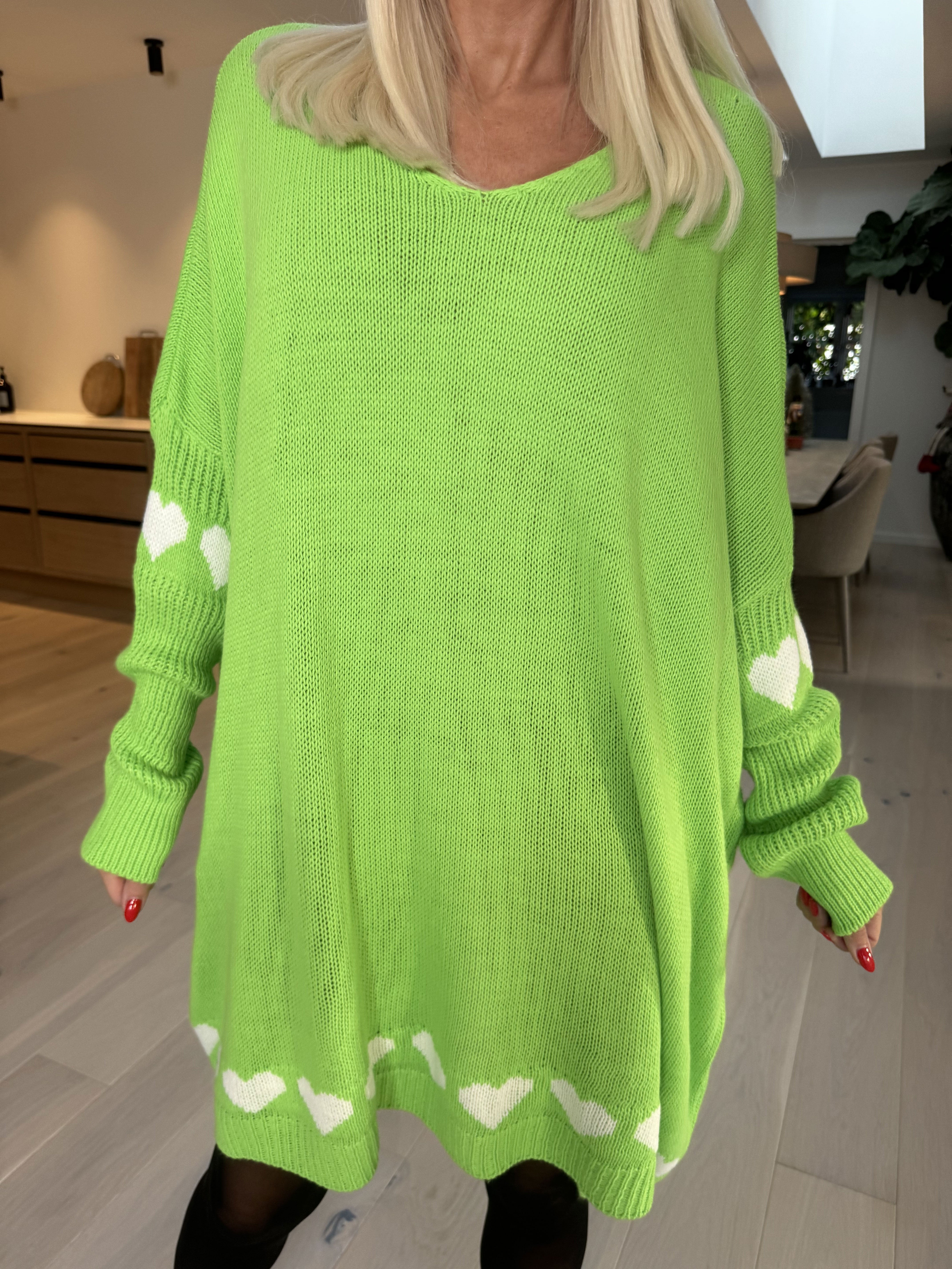 Katerina - Stickad klänning med söta hjärtdetaljer